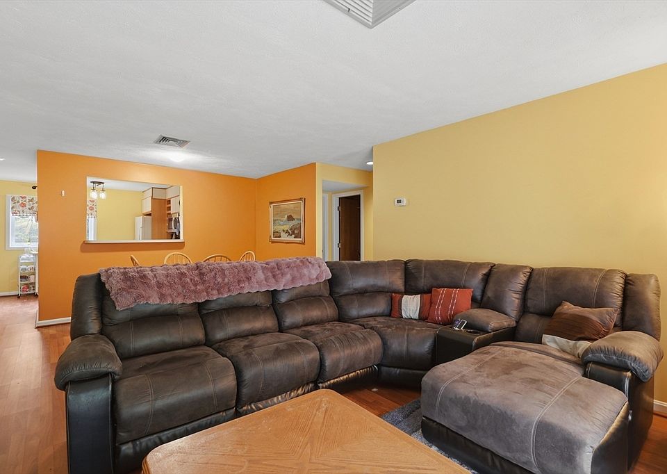 1st image of 330 Sunderland Rd Unit 7