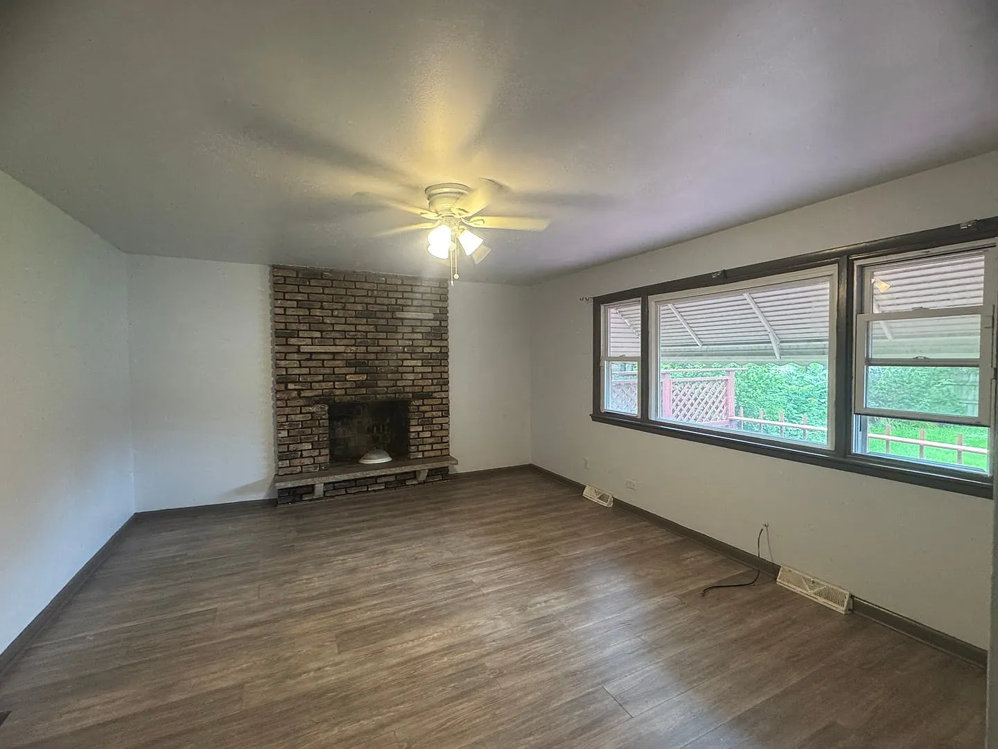 4 bed, 2.0 bath, 1371 sqft, $3,200 — Photo 4