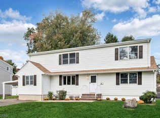 11 Grove St, Waldwick, NJ 07463