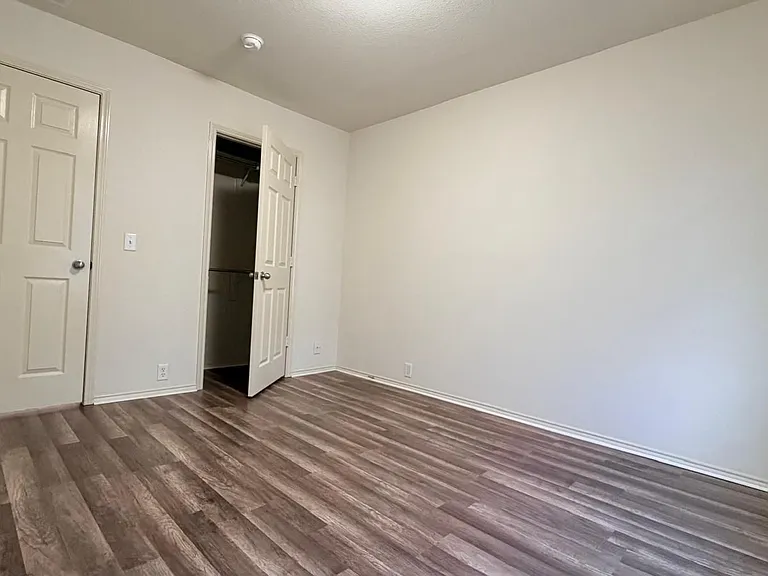 2205 Stoneleigh Pl — Photo 9