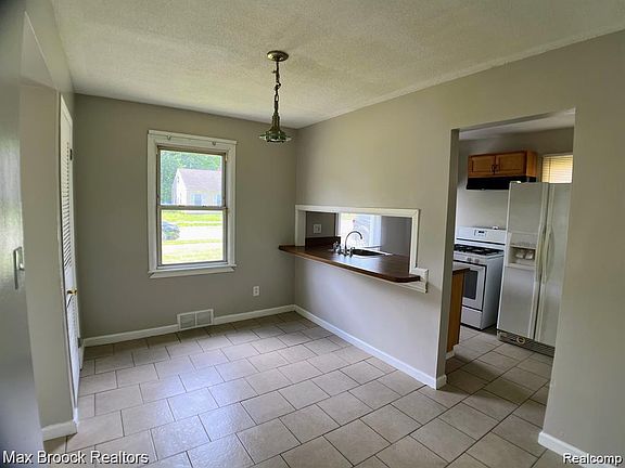 5th image of 22120 Condon St