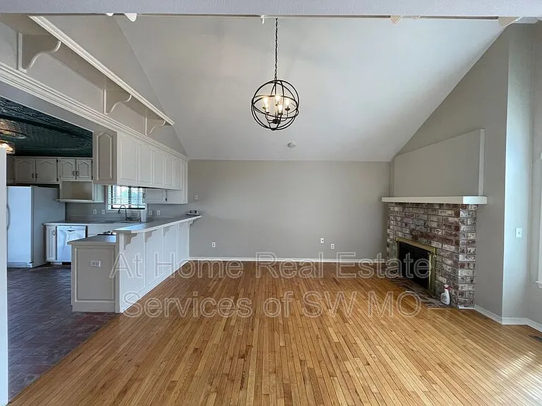 3655 E Cromwell Ln — Photo 2
