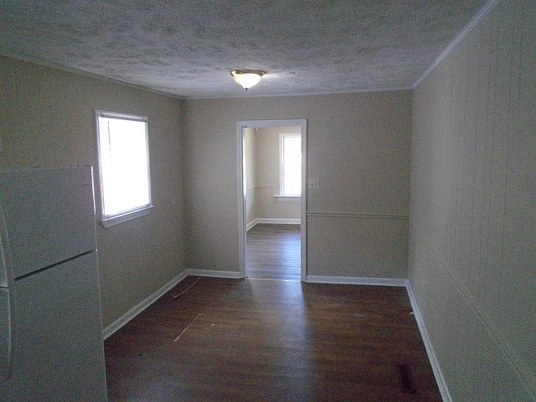517 Albany St — Photo 8