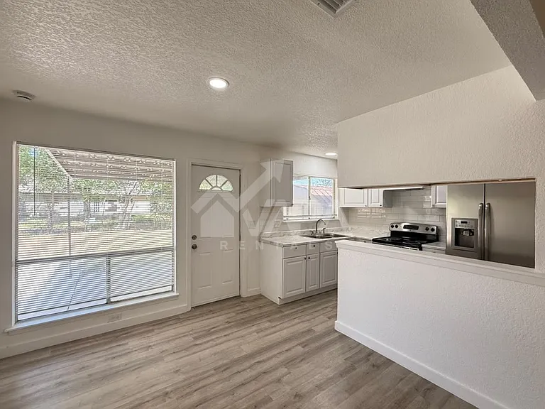 2706 Lakebriar St — Photo 8