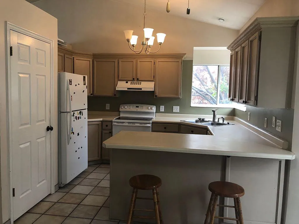 4 bed, 3.5 bath, 2000 sqft, $2,550 — Photo 4