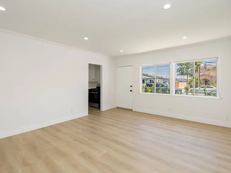 15301 Eastwood Ave - Standalone Home with Private Patio! — Photo 17