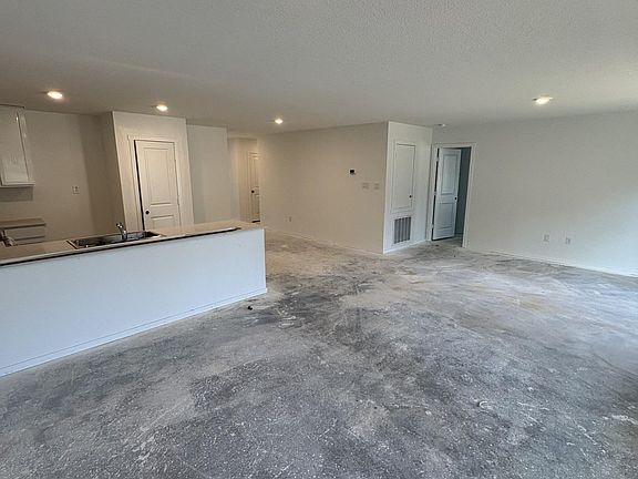 5th image of 104 E Concord Rd
