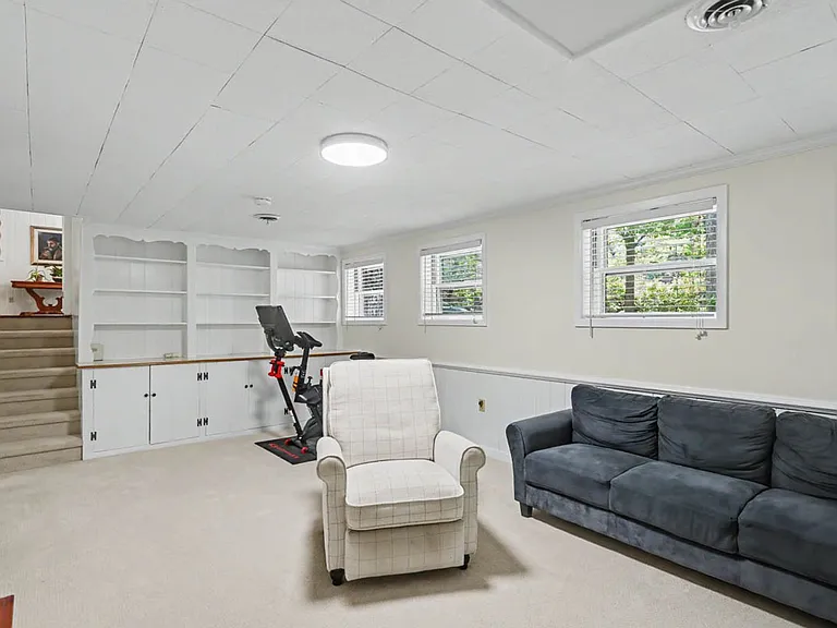 112 Holly Rd — Photo 6