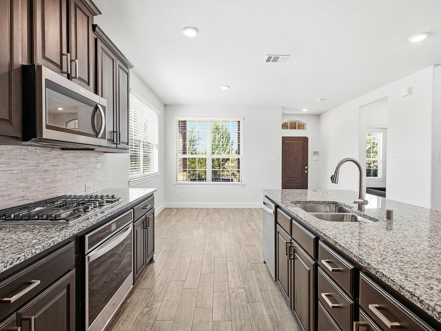 4 bed, 2256 sqft, $3,200 — Photo 4