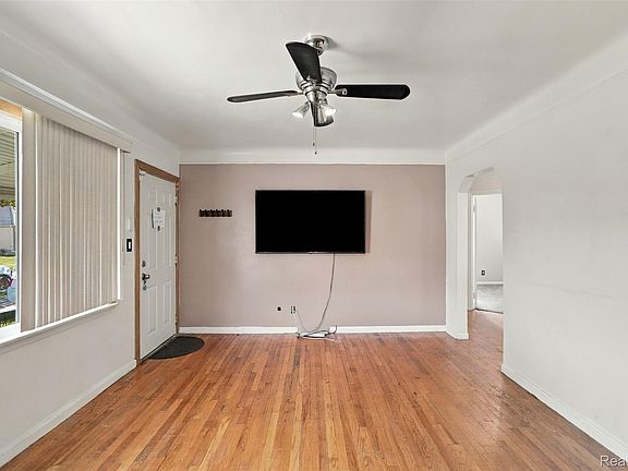 5th image of 6539 Rosemont Ave
