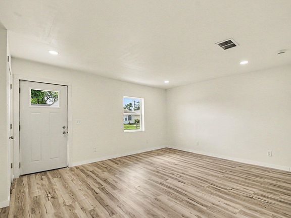 4th image of 218 Meridian St