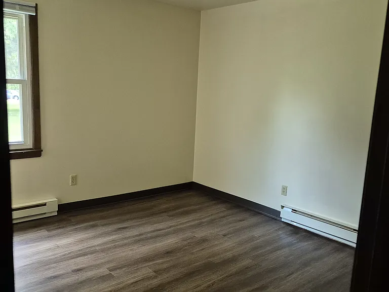 319 N East St — Photo 10