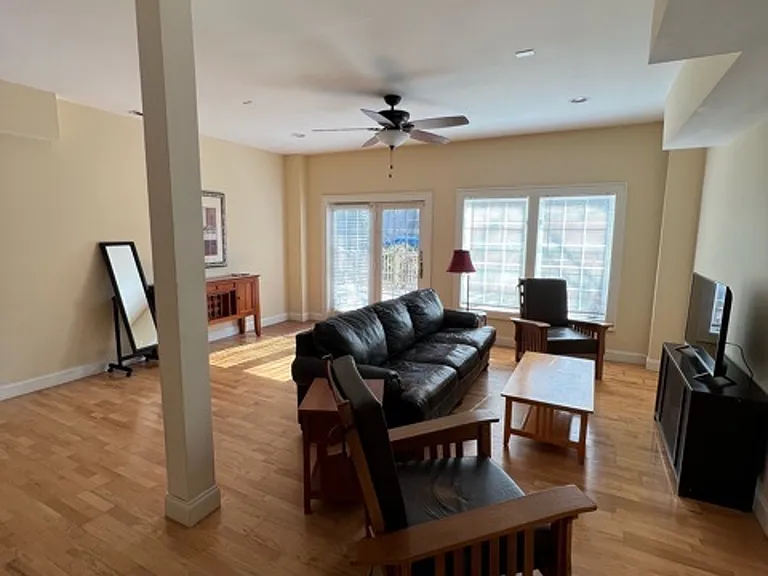 658 Lakeshore Dr — Photo 2