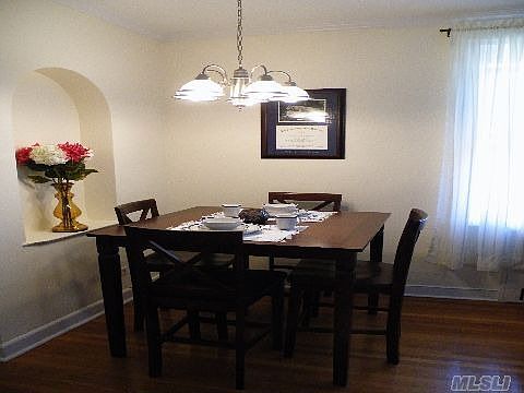 Cozy Dining Area