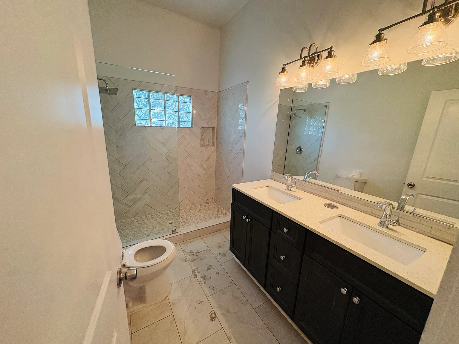 3 bed, 1.5 bath, 1102 sqft, $1,800 — Photo 3