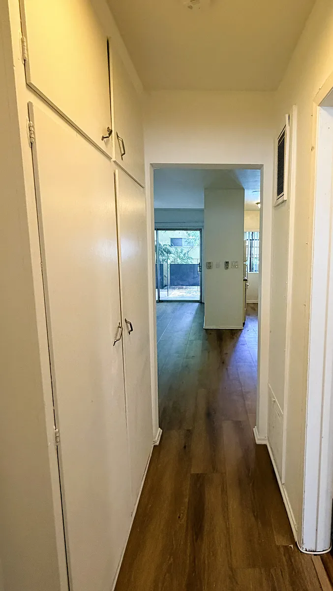 Building Photo - 14641 Magnolia Blvd #3