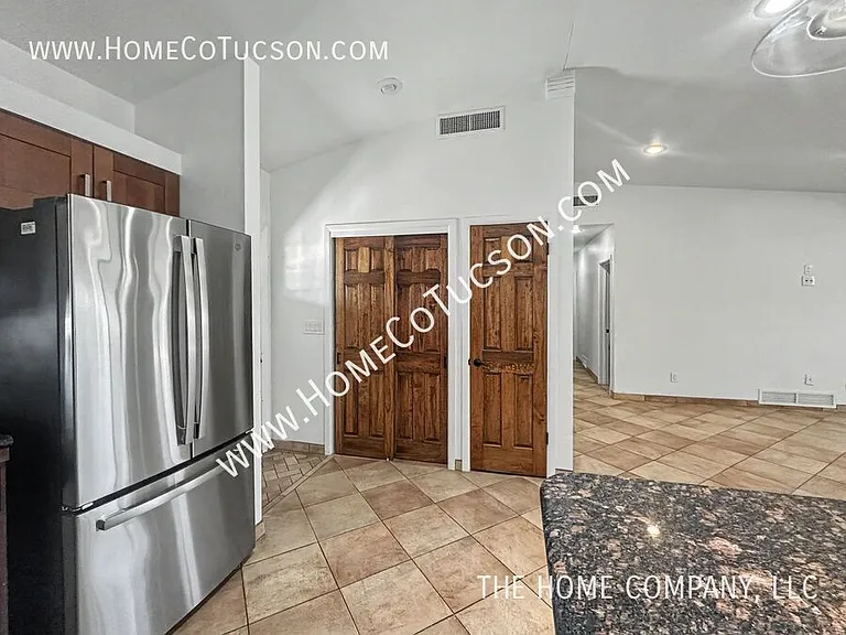 5121 E 6th St — Photo 3