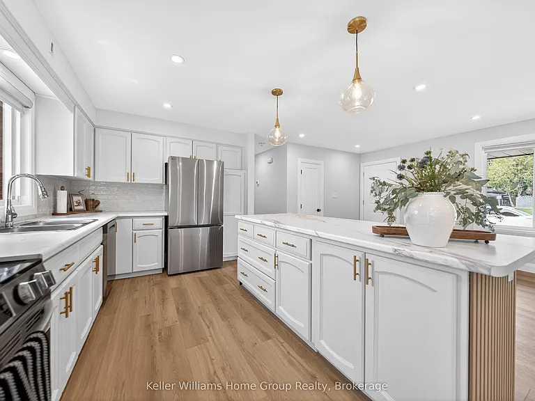 535 Elgin St — Photo 14