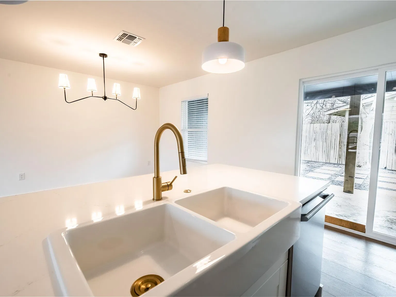 2 bed, 1.0 bath, 1084 sqft, $3,200 — Photo 2