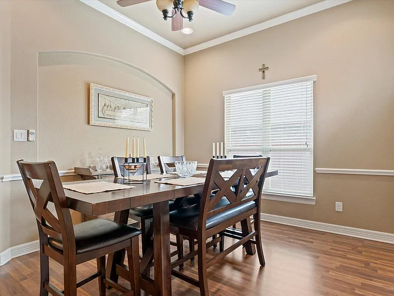 916 Easton Dr — Photo 15