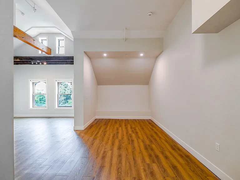 475 George St N — Photo 10