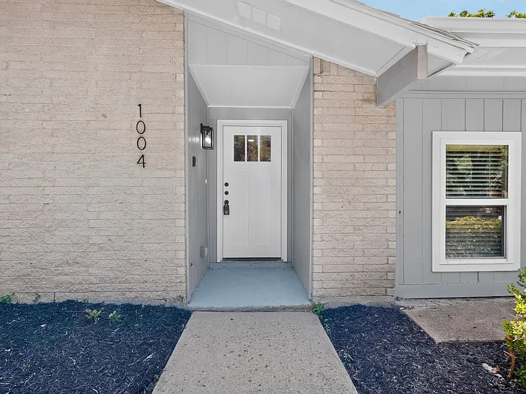 1004 Cross Bend Rd — Photo 3