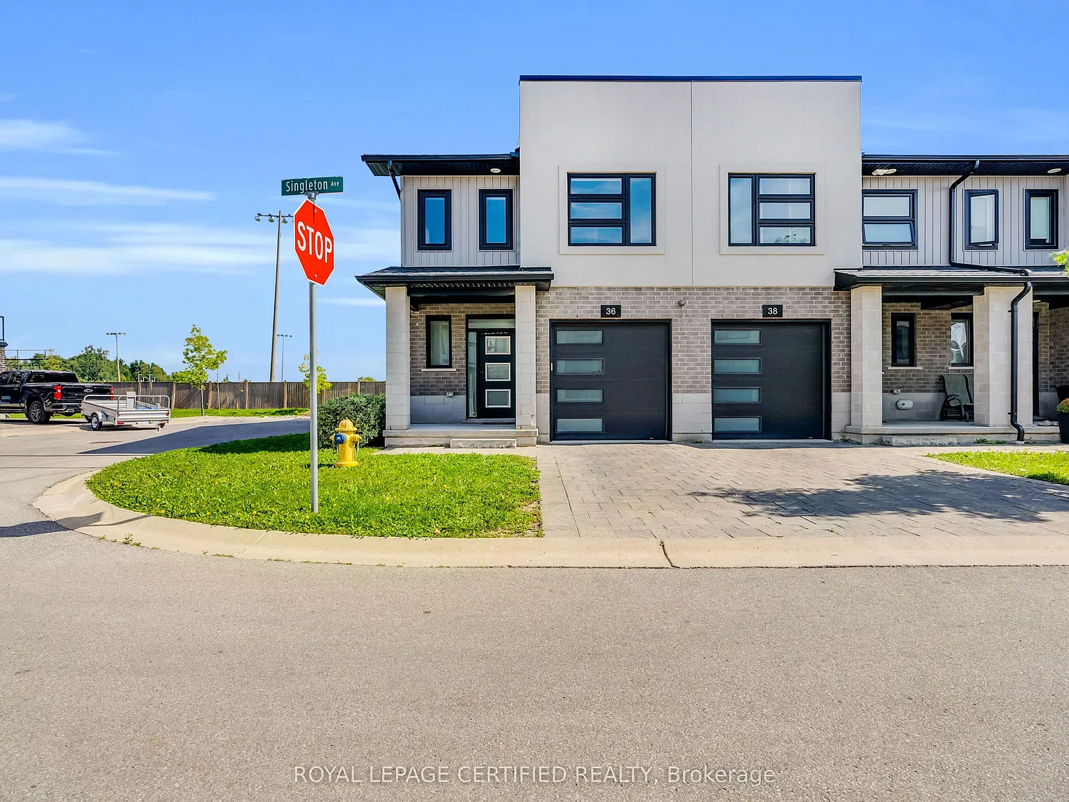 3380 Singleton Ave — Photo 1