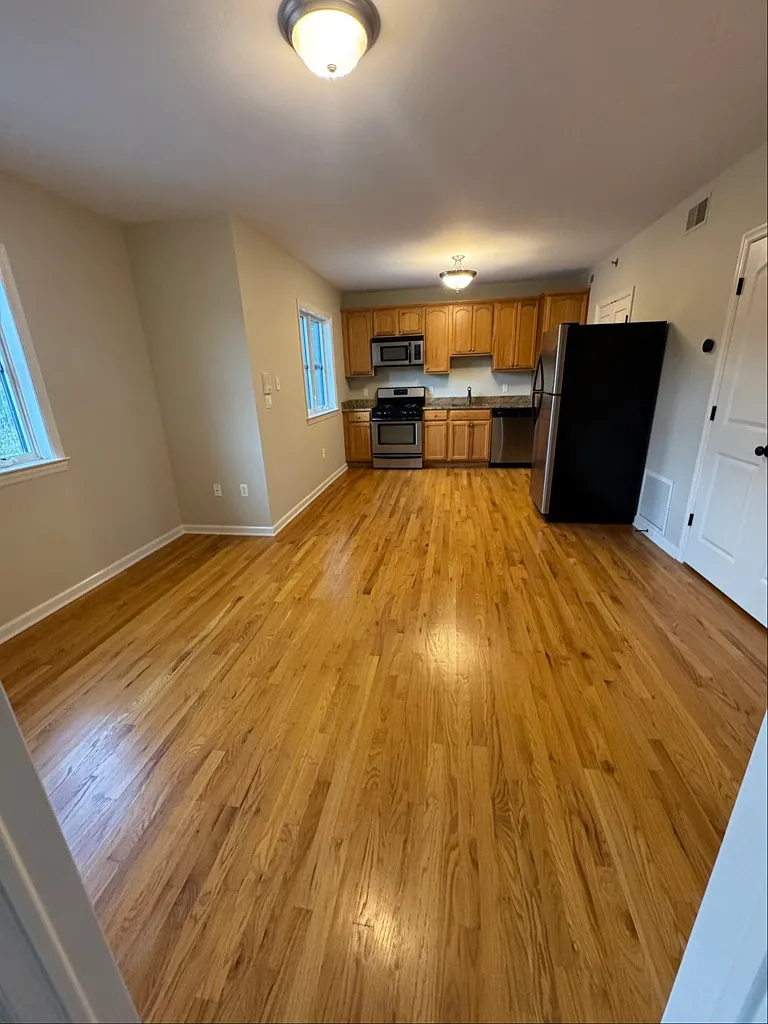 Bright and Comfortable 1-Bed Apartment with Convenient Clinton Location — Photo 3