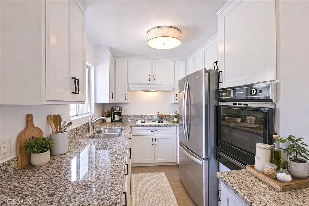 2 bed, 950 sqft, $3,200 — Photo 2