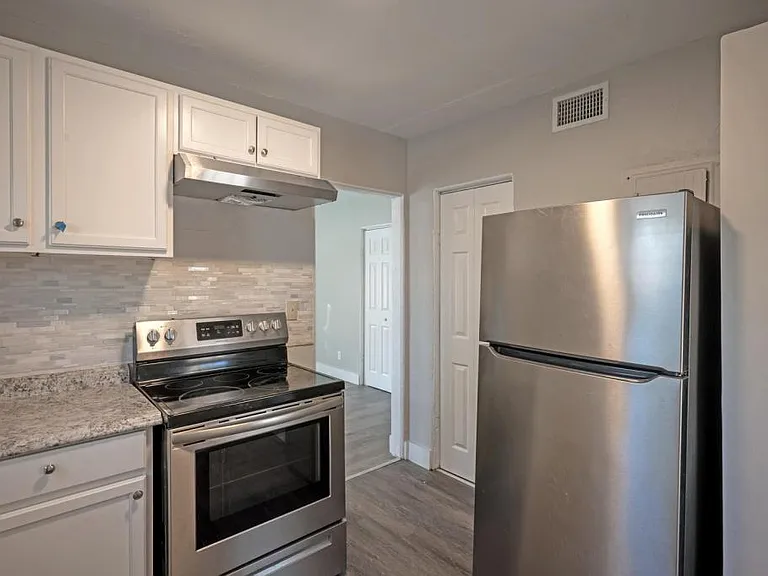1652 N Myrtle Ave — Photo 8