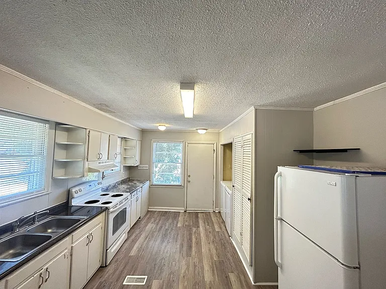 1414 S Kilbourne Rd — Photo 2