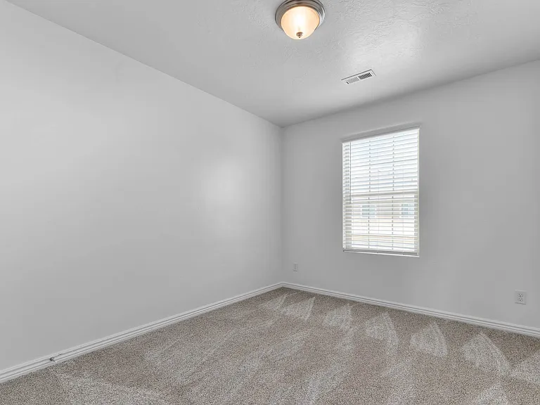 246 S 1800 E — Photo 19