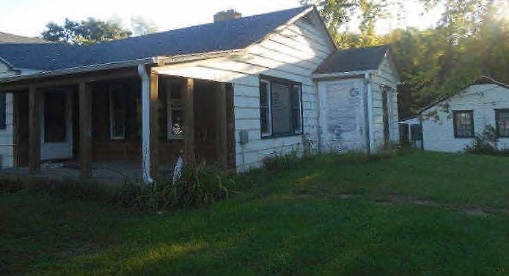 2nd image of 404 N Mentzer Rd