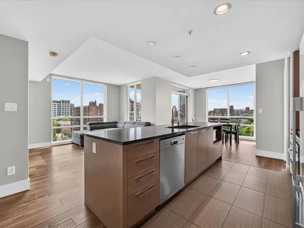 1111 E 10th St SW #606, Calgary, AB T2R 1E3