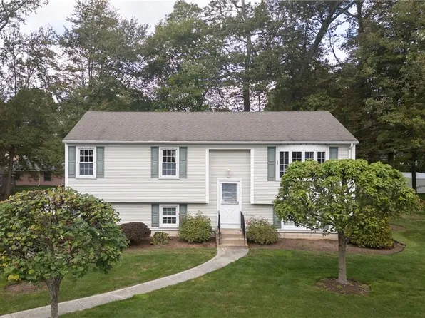39 Oakridge Dr, West Warwick, RI 02893