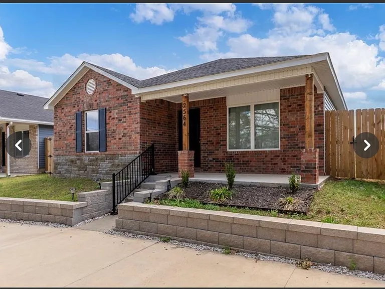 2564 E Illinois Aly — Photo 1
