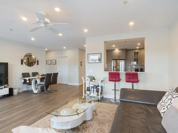 302 The Promenade image 8 of 48