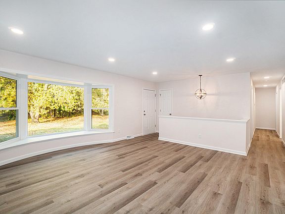 4th image of 1875 W 32nd St