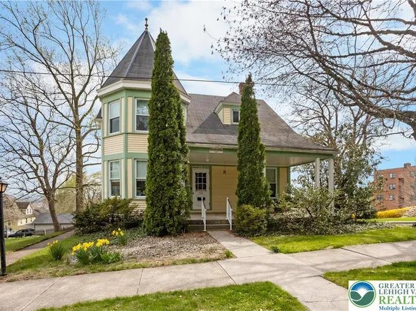 325 W Center St, Nazareth, PA 18064