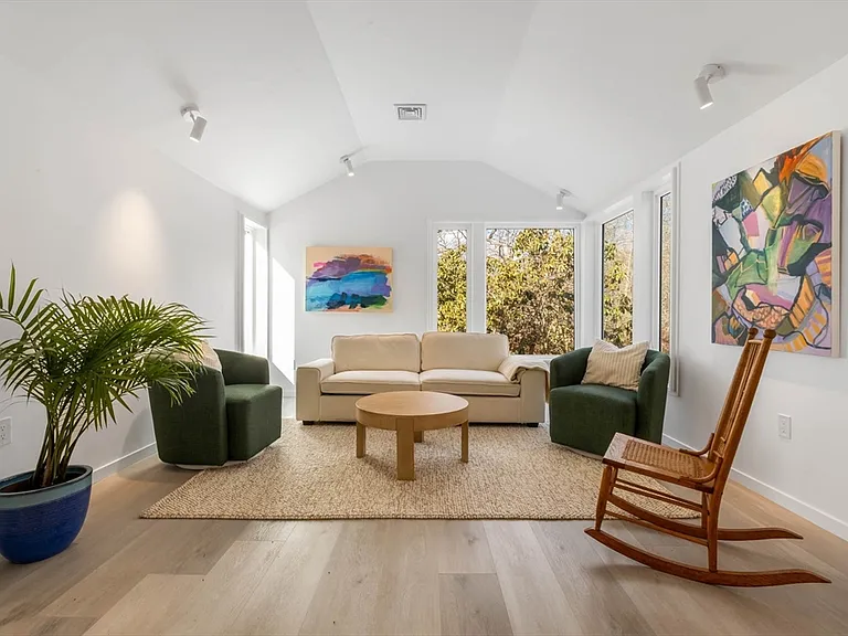 561 Beechwood St #SF — Photo 2