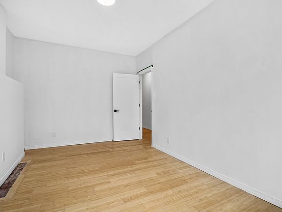 4th image of 454 McLeod St #1