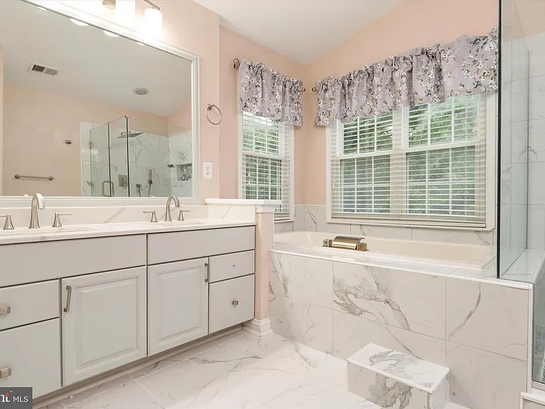 824 Stonehurst Ct — Photo 19