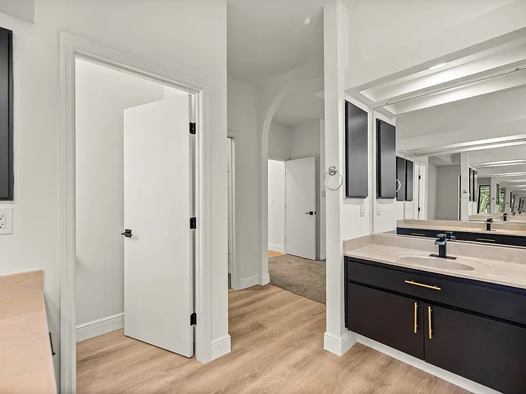 315 E Reehill St — Photo 17