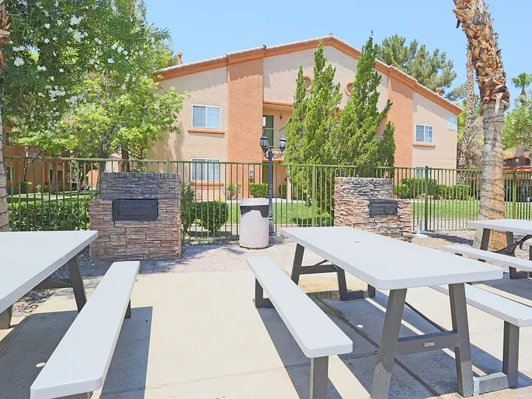 Mesa Verde Apartments — Photo 13