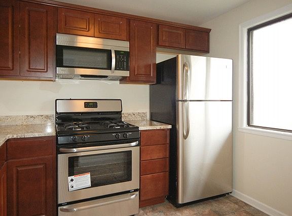 5th image of 830 Pondview Ct #830