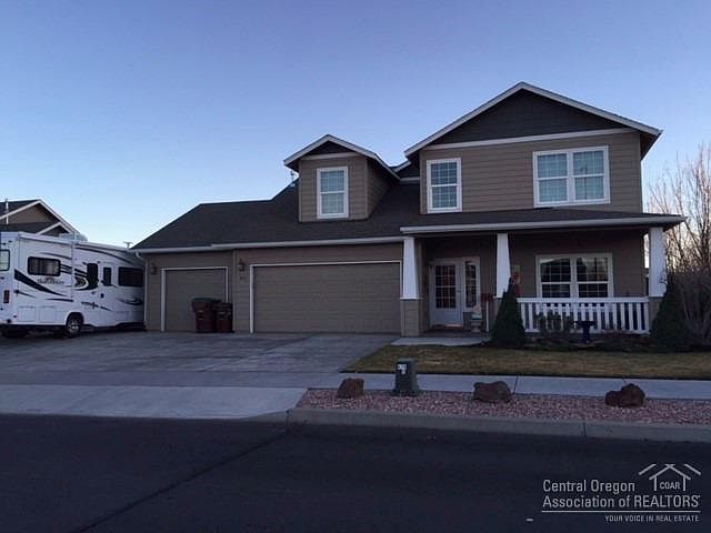 1st image of 822 NE Cobblestone Ct