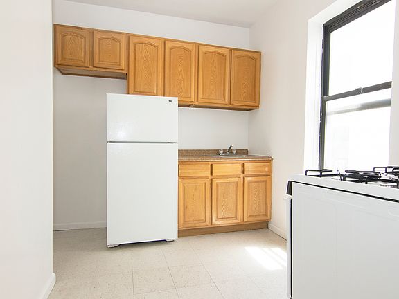 2nd image of 31-24 32nd St #2CC