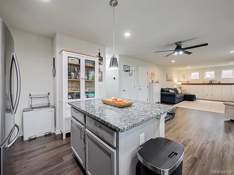 8640 Quincy Dr — Photo 6