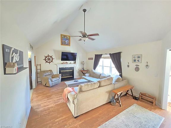 3rd image of 7098 Blue Springs St