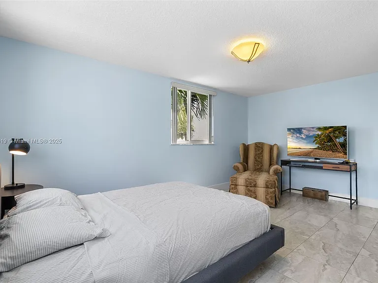 311 N Surf Rd — Photo 49